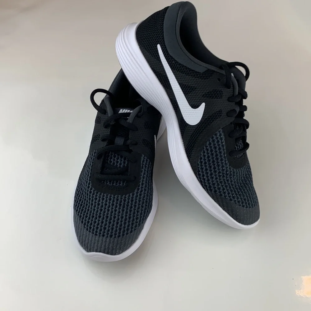 NWT! Nike  Revolution 4 (WIDE) GS 6 Youth - Picture 3 of 11